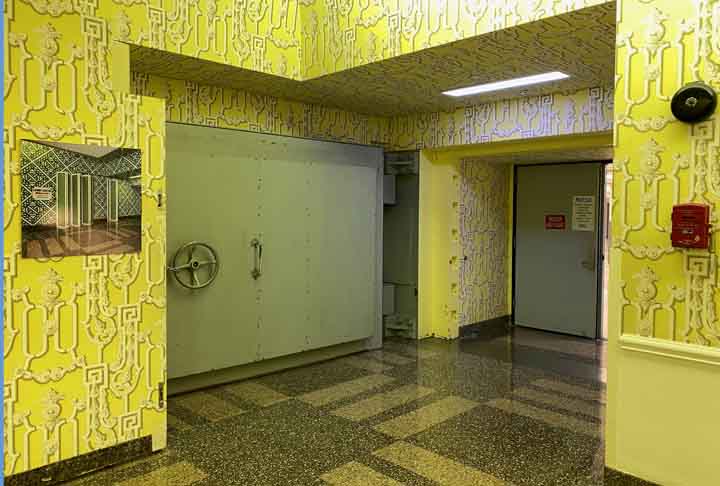 The Greenbrier (Virgínia Ocidental, EUA): Nos anos 1950, foi erguido um abrigo antinuclear no lugar para abrigar todo o Congresso dos Estados Unidos em tempos de guerra. Conhecido como Centro de Relocação de Emergência, foi desativado em 1992, quando sua existência foi revelada pela mídia.