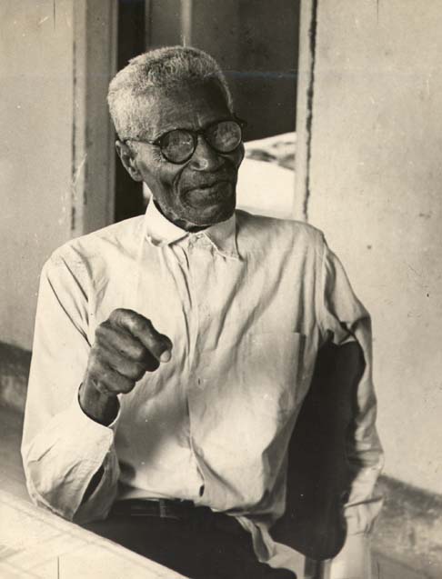 Naquele contexto, a Marinha era a corporação que mais incluía os jovens excluídos por grande parte da sociedade, muitos deles negros. João Cândido conseguiu o cargo de grumete , um tipo de aprendiz de bordo, responsável por ajudar os marinheiros nos diferentes trabalhos. 