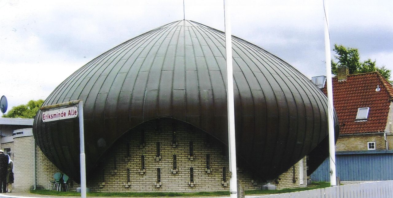 Nusrat Djahan (Dinamarca) - Fica na capital Copenhague e é uma mesquita que foge do padrão tradicional.  Construída em 1967, é a primeira mesquita da Dinamarca e foi financiada pela Comunidade Muçulmana Ahmadiyya. Tem capacidade para 120 pessoas. Pequena, mas graciosa. 