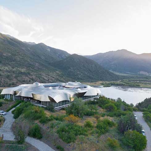 3ª – A Vik é uma vinícola que fica no vale do Chapacoal, no Chile. O espaço foi inaugurado em 2004, ocupa mais de 4.300 hectares e conta com hotel de luxo e vários passeios turísticos. Os hóspedes podem optar por cavalgar ou andar de bicicleta pelas vinhas enquanto cozinham 