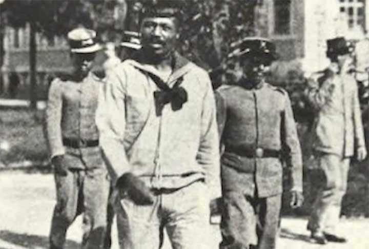 Após o fim das tentativas pacíficas dos marinheiros, eles decidiram que iriam fazer uma sublevação, uma revolta pelo fim do uso da chibata em 25 de novembro de 1910. Isso inclui a audiência de João Cândido no Gabinete do presidente anterior, Nilo Peçanha, e na presença do ministro da Marinha, Alexandrino de Alencar, que de nada adiantou.