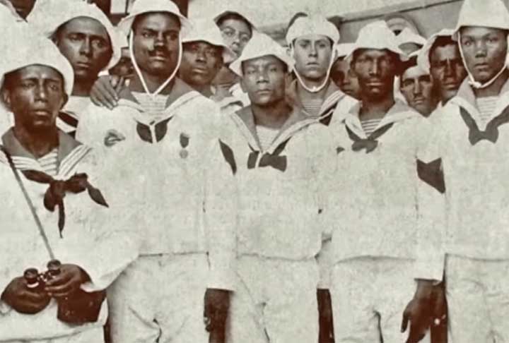 Menos de uma semana após a posse do marechal Hermes da Fonseca, o marinheiro Marcelino Rodrigues de Menezes foi punido a 21 de novembro com 250 chibatadas. Elas foram aplicadas na presença de toda a tripulação do Encouraçado Minas Gerais, nau capitânia da nova Esquadra.