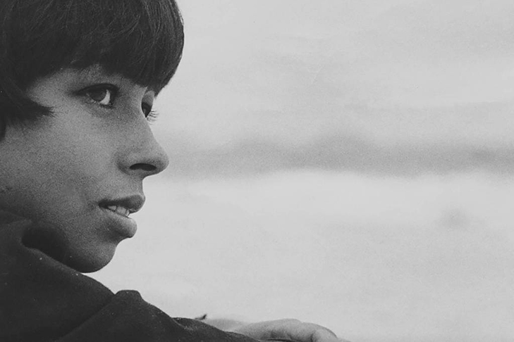 Em 1974, Nara gravou discos, participou de festivais e, paralelamente à carreira de cantora, passou no vestibular para Psicologia, uma disciplina que ela sempre quis abraçar.