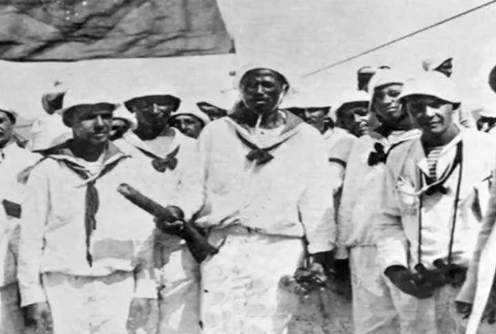 A rebelião terminou com o compromisso do governo federal em acabar com o uso da chibata na Marinha e de conceder anistia aos revoltosos. Contudo, em 28 de novembro, dia seguinte ao desarmamento dos navios rebelados, o governo promulgou um decreto permitindo a expulsão de marinheiros que representassem risco.