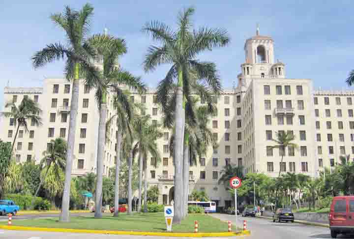 O hotel de luxo também é conhecido por já ter recebido personalidades famosas como Winston Churchill, Frank Sinatra e Naomi Campbell. Além disso, o lugar se tornou um dos preferidos dos membros da máfia, o que foi retratado em “O Poderoso Chefão: Parte II”.