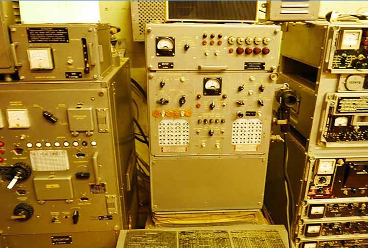 Projetado para acomodar até 250 pessoas por três meses, o bunker conta com sistema de esgoto próprio, poço de água e fornecimento de eletricidade. Está desativado desde 2003.