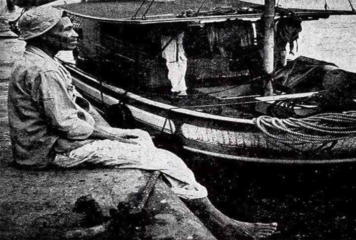 Banido da Marinha, João Cândido sofreu grandes privações, vivendo precariamente, trabalhando como estivador e descarregando peixes na Praça XV, no centro do Rio de Janeiro