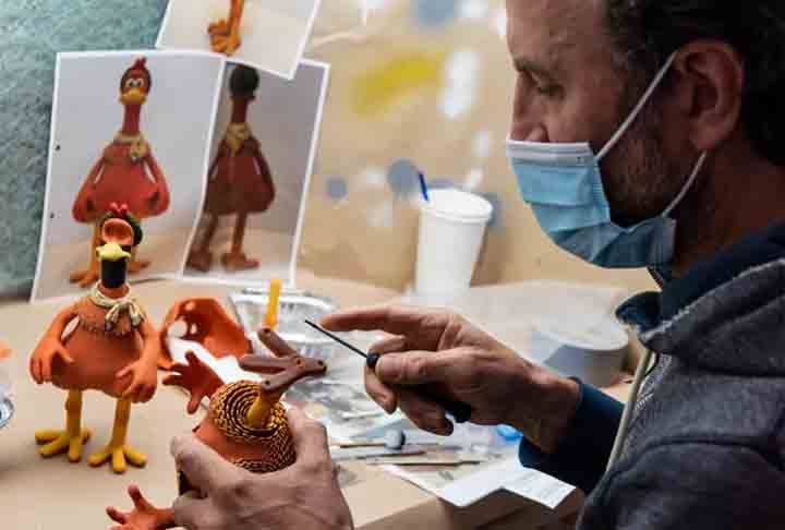 Além das prováveis dificuldades com a falta de tecnologia, alguns imprevistos aconteceram em A Ameaça dos Nuggets. A começar em 2005, quando uma falha elétrica causou um incêndio nos depósitos da Aardman, destruindo quase todo o material do estúdio. De A Fuga das Galinhas, o que havia sobrado foram alguns modelos e adereços específicos.