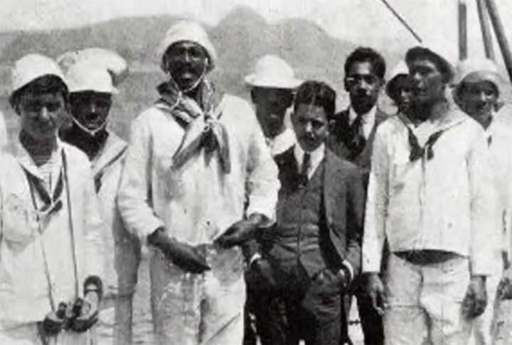 Em 1933, aderiu à Ação Integralista Brasileira, movimento nacionalista fundado em 1932 pelo escritor Plínio Salgado. Chegou a ser o líder do núcleo Integralista da Gamboa, bairro portuário da cidade do Rio de Janeiro. Muitas personalidades na época aderiram ao Integralismo: o líder negro Abdias Nascimento e o bispo Dom Hélder Câmara.