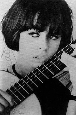 Nara destacou-se em 1966 ao interpretar A Banda, de Chico Buarque, que venceu o Festival de Música Popular Brasileira da TV Record. 