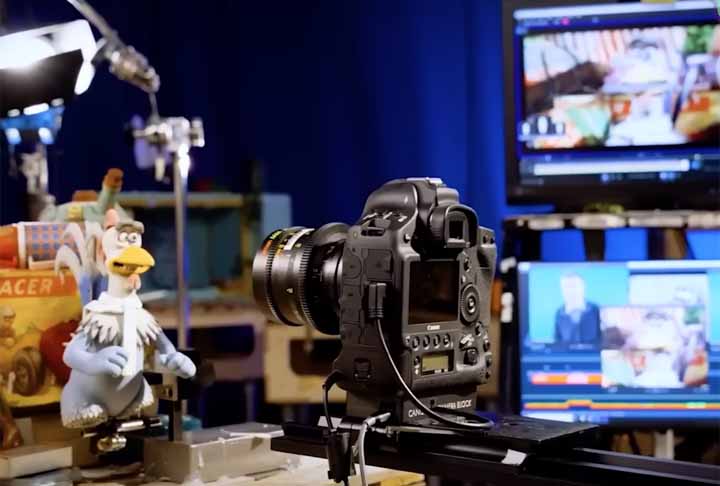 A sequência de A Fuga das Galinhas foi anunciada em 2018, quase duas décadas após o lançamento do filme original. A demora para o lançamento já leva em consideração o fato de que animações em stop-motion tem uma produção mais delicada que animações em CGI ou em 2D.