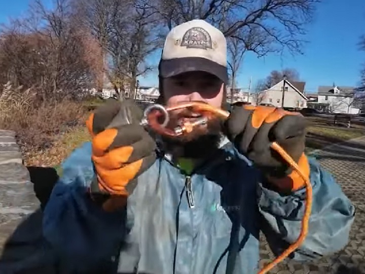James Kane e Barbie Agostini estavam praticando a pesca com ímã, técnica que consiste em buscar objetos metálicos de valor em lagos e rios, quando encontraram o inesperado tesouro.