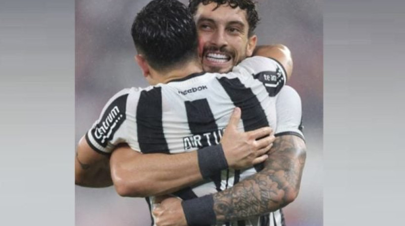 Pouco público e muita bola no Niltão. Fogão faz 4 a 0 no Colorado em noite de golaços. O campeão de 2024 acorda no Brasileirão