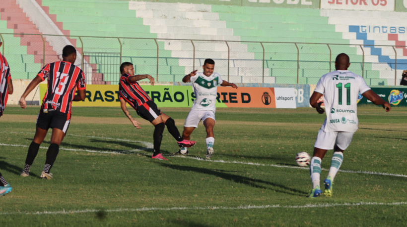 O Tubarão da Barra sofreu dois gols no primeiro tempo e mais dois no segundo