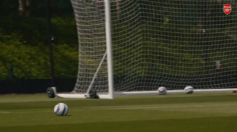 Nwaneri e Trossard mostram habilidade no treino antes do duelo contra o Liverpool