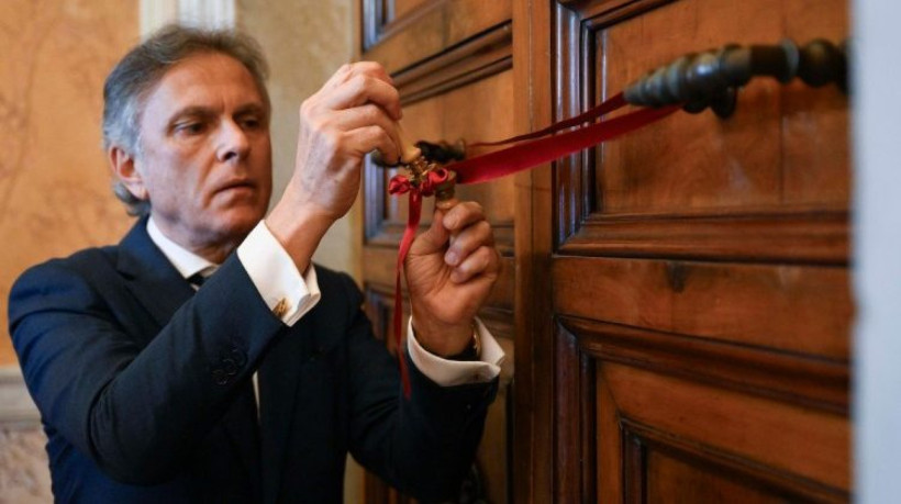 Após 20 dias fechadas, as portas do apartamento papal foram reabertas, encerrando um dos rituais mais simbólicos do Vaticano