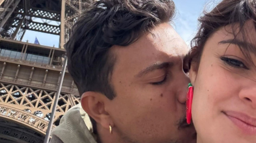 Imagem do casal foi publicada nas redes sociais do cantor
