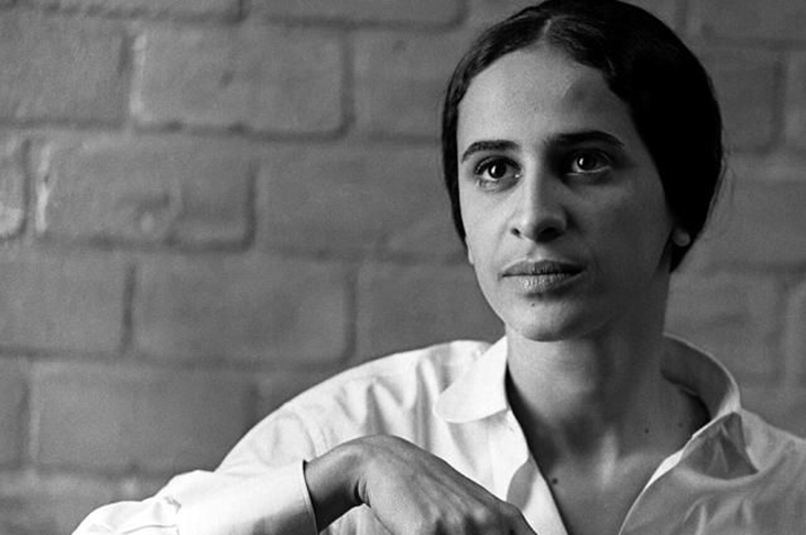 Ao ficar doente durante a temporada, Nara indicou para substituí-la uma cantora baiana que havia chegado ao Rio de Janeiro com o irmão. Era Maria Bethânia (foto),  irmã de Caetano Veloso. 