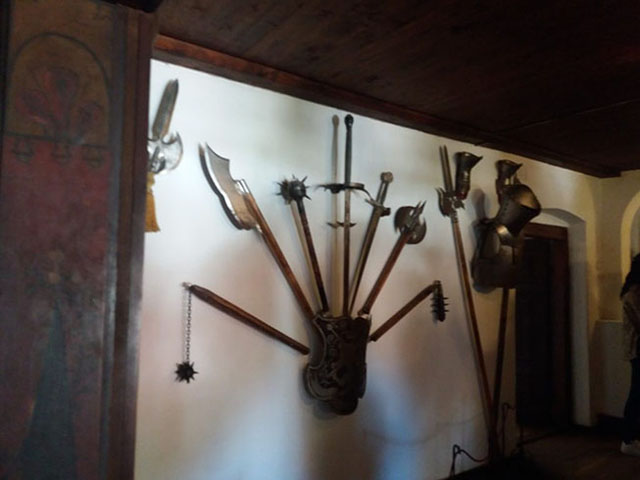 O castelo expõe armas e equipamentos de tortura que renderam a Vlad a fama de um dos monarcas mais cruéis da história. 