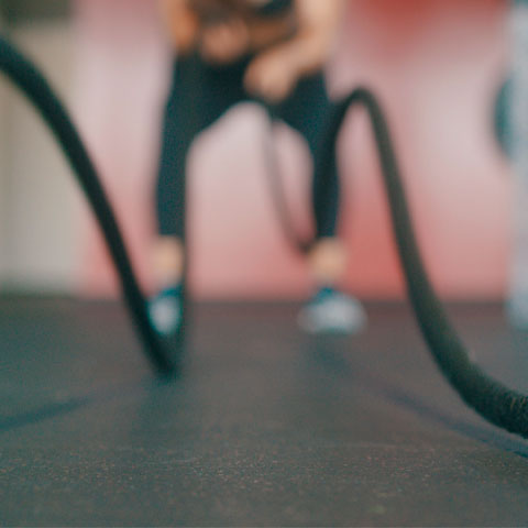 Essencialmente, há dois tipos de atividades físicas: os exercícios aeróbicos e os anaeróbicos. O primeiro se caracteriza por práticas de longa duração e baixa intensidade, como caminhadas e natação 