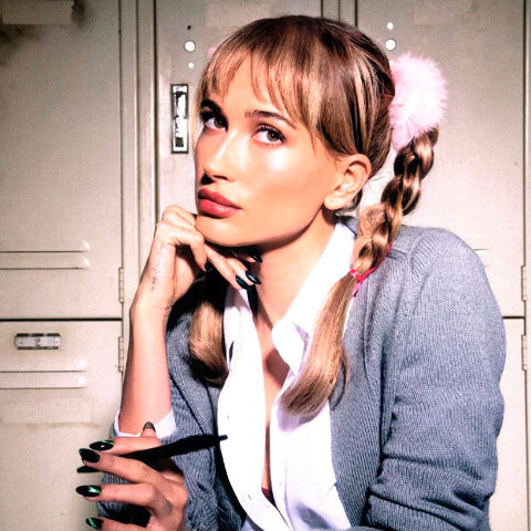 Quando está no Brasil, Hailey Bieber faz questão de exaltar sua origem brasileira. Além disso, ela possui pelo menos três tatuagens homenageando o país. Uma delas é o termo Minas Gerais em seu tornozelo, homenageando o Estado onde sua avó nasceu.