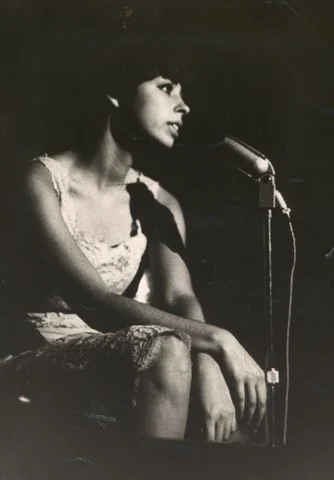 Nara também participou do Tropicalismo, movimento que mesclava manifestações tradicionais da cultura brasileira com inovações estéticas e correntes artísticas de vanguarda.  