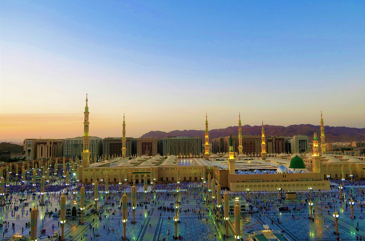 Al-Nabawi (Arábia Saudita) - Fica na cidade de Medina, uma das mais sagradas para o Islã. É ali que estão sepultados o profeta Muhammad e os califas Bakr e Umar. Tem capacidade para 1 milhão de devotos. 