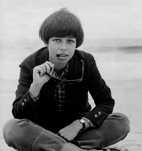 Em 1965, a cantora passou a ficar mais conhecida, não somente por sua belíssima voz, mas por expressar opinião sobre temas polêmicos, como a ditadura, no rádio e na TV.