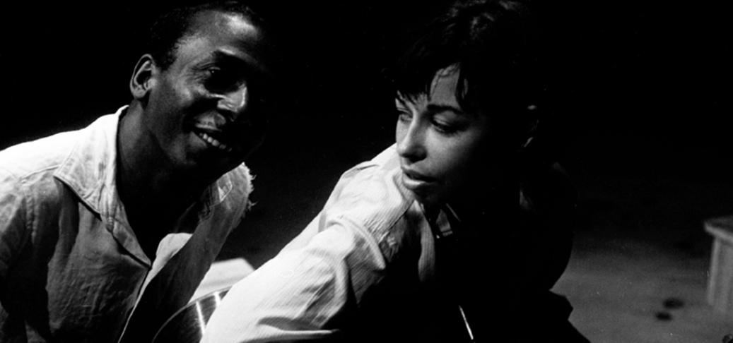 Em 1968, ela atuou em musicais no teatro. Famosa, o assédio de fãs a incomodava e havia ainda a preocupação com a ditadura. Nara voltou, então, para a Europa. 