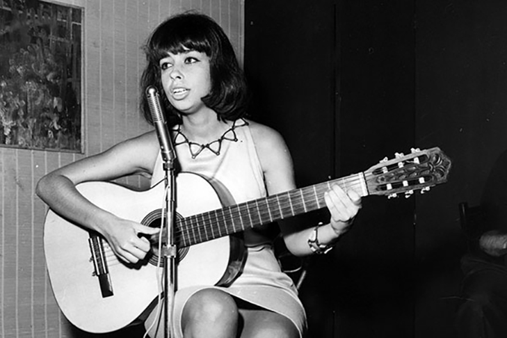 A série mostra a ambiguidade do temperamento da cantora, dócil e indomável ao mesmo tempo. Capaz de deixar de se apresentar num programa se fosse obrigada a se maquiar ou mexer no cabelo conforme a vontade de terceiros. 