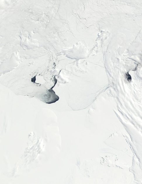 Originado de uma quebra em massa da Plataforma de Gelo Filchner, no sul do Mar de Weddell, o A23a ficou logo retido em águas rasas, formando uma ilha de gelo por mais de trinta anos. Segundo o CryoSat, uma parte submersa do iceberg tinha em 2018 uma profundidade de quase 350 metros.
