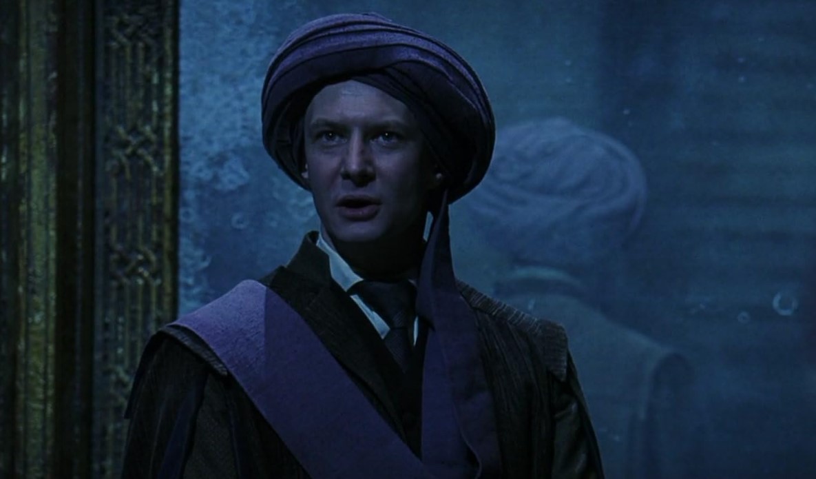 Quirino Quirrell (Ian Hart) – Professor de Defesa Contra as Artes das Trevas no primeiro ano. Inseguro e aparentemente inofensivo, é revelado como um aliado de Voldemort, abrigando-o em sua própria cabeça.
