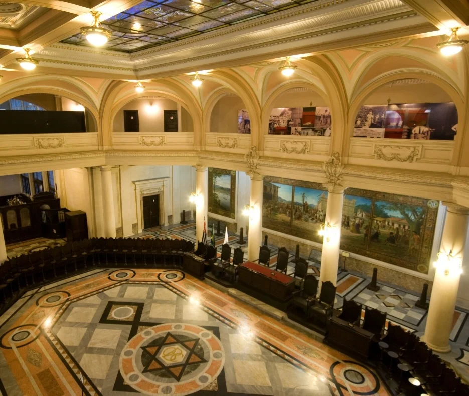 Conhecida como uma das bebidas mais queridas do Brasil, o Café tem uma rica história no desenvolvimento e na economia do país. Assim, alguns locais são importantes e exaltam esse produto, como o Museu do Café, localizado em Santos, cidade de São Paulo. 