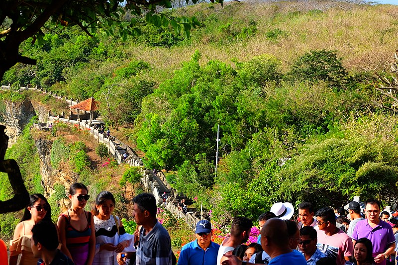 O templo de Uluwatu é considerado um local sagrado para o hinduísmo. Os adeptos dessa filosofia religiosa são a maioria entre os habitantes de Bali.