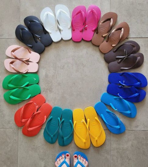 Um marco importante na história das Havaianas foi a criação do modelo Top em 1994, que apresentava uma sola mais grossa e maior durabilidade. A versão se tornou o verdadeiro “carro-chefe” da marca. 