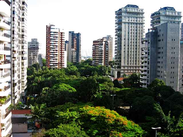 Ao lado do Parque Ibirapuera, o bairro é conhecido por ser uma área residencial elegante e localização privilegiada, com ruas cheias de árvores, segurança e muitos serviços de alto nível.