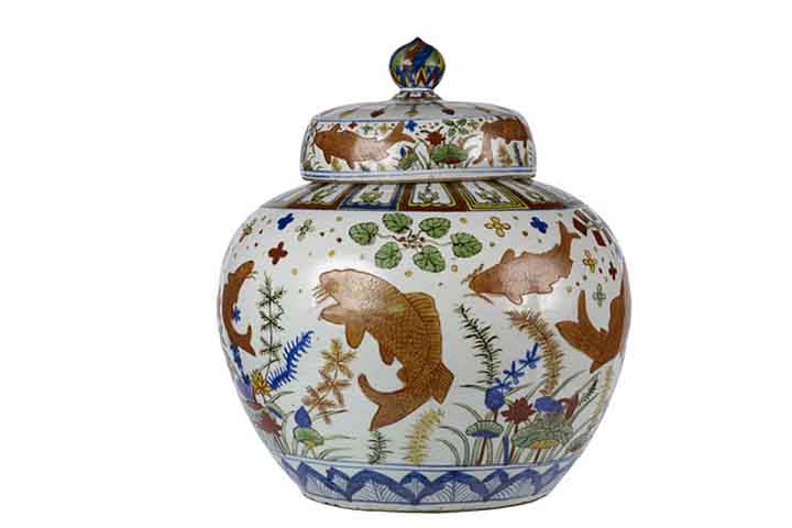 A porcelana surgiu na China. Um tipo de cerâmica produzido pela primeira vez entre os séculos VII e IX. É feita a partir da mistura de caulim e feldspato, que são aquecidos a uma temperatura de 1.450 graus Celsius. 