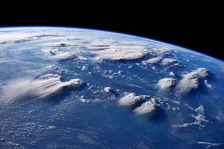 As nuvens são compostas principalmente por gotículas de água ou cristais de gelo. Também contêm pequenas partículas chamadas núcleos de condensação, como poeira, sal marinho e fumaça. Em algumas nuvens, existem gases e partículas poluentes.