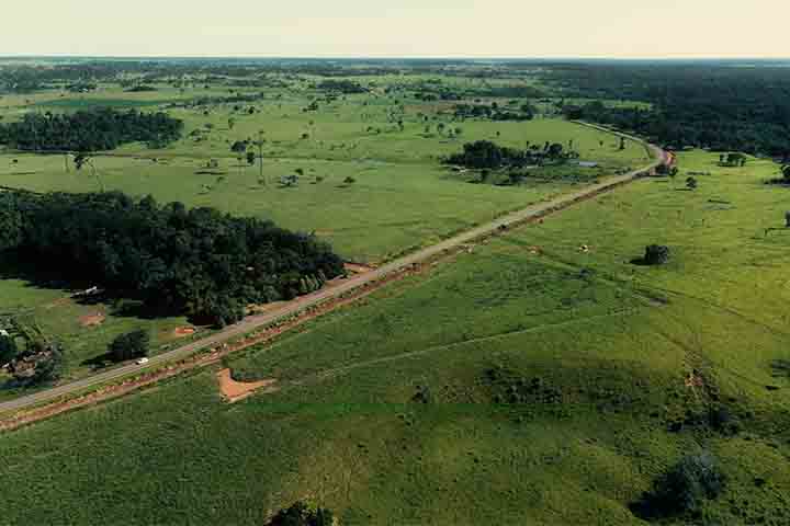 Nas proximidades de Rio Branco, capital do Acre, há geoglifos que atraem visitantes, o que incrementa o turismo nessas áreas. 
