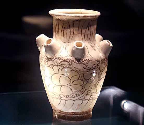 Durante a Idade Média, porcelanas chinesas eram altamente cobiçadas na Europa, transportadas por caravelas e navios. Era o comércio da rota da seda.
