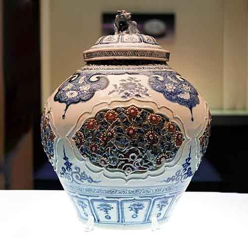 Com influência da Dinastia Yuan (1271-1368)  a  combinação de cobalto importado da Ásia com técnicas chinesas criou o clássico estilo azul e branco.
