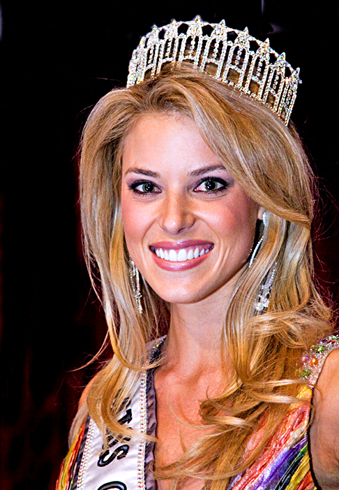 Caroline Carrie Prejean (2009) - A Miss Califórnia disse que, embora respeitasse as pessoas que se relacionam com outras do mesmo gênero , o casamento deveria ser apenas entre pessoas hetero. A repercussão foi tão grande que ela perdeu a coroa. 