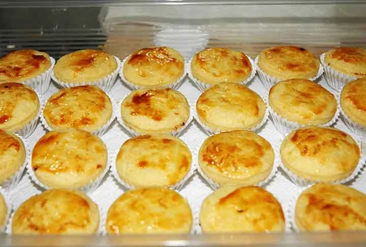 O salgado é feito com uma “massa podre, preparada de farinha com gordura para assar. Ele pode ter recheios variados: carne, carne-seca, frango, requeijão (catupiry), camarão, palmito, entre outros.