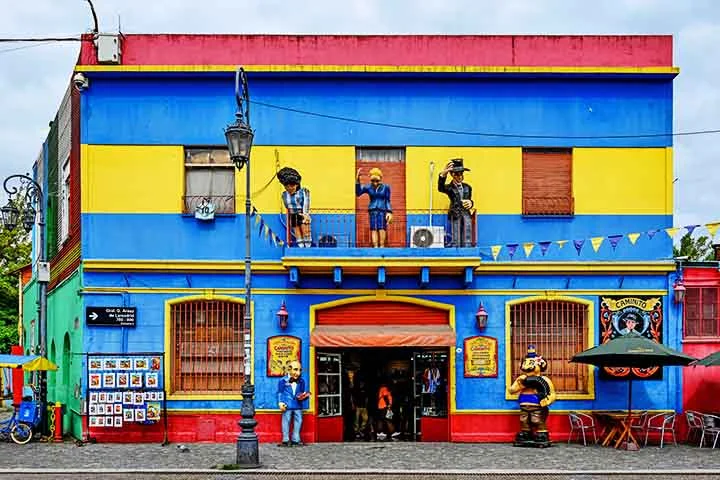 A explosão de cores que o caracteriza começou no final do século 19, com a chegada de imigrantes italianos, principalmente de Gênova. Estes imigrantes, sem muitos recursos, construíram casas precárias (chamadas conventillos) com madeiras e chapas metálicas disponíveis.