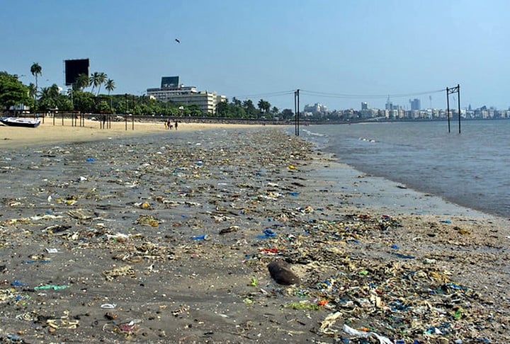 CHOWPATTY BEACH - Índia - Fica em Mumbai e é uma das mais sujas do mundo. Tanto a areia como a água representam risco à saúde dos frequentadores. 