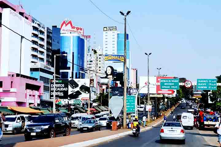A cidade paraguaia é caracterizada por ser uma altamente comercial e industrial, sendo principalmente conhecida por ser uma das maiores zonas de livre comércio do mundo.