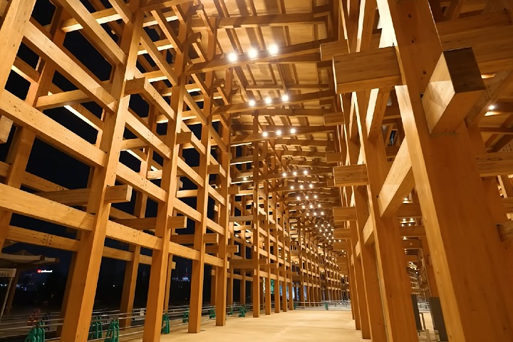 O Grand Ring impressiona por suas dimensões e engenharia. Possui um diâmetro externo de 675 m e interno de 615 m. São 30 m de largura, atingindo 20 m de altura na parte externa e 12 m na interna. 