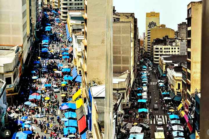 Esses imigrantes importavam tecidos e foram, por algum tempo, os principais responsáveis pelas atividades comerciais na 25 de Março.
