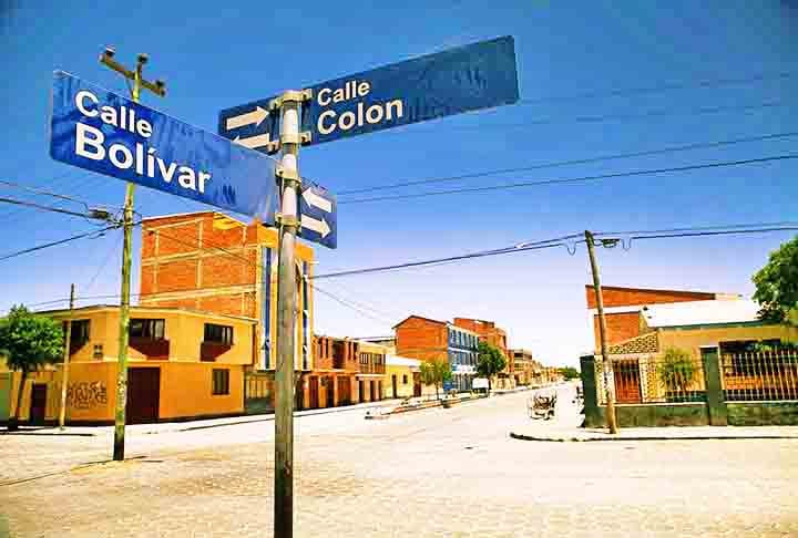 A infraestrutura ao redor do Salar de Uyuni está em desenvolvimento, com algumas vilas, como Uyuni, oferecendo acomodações e serviços turísticos.