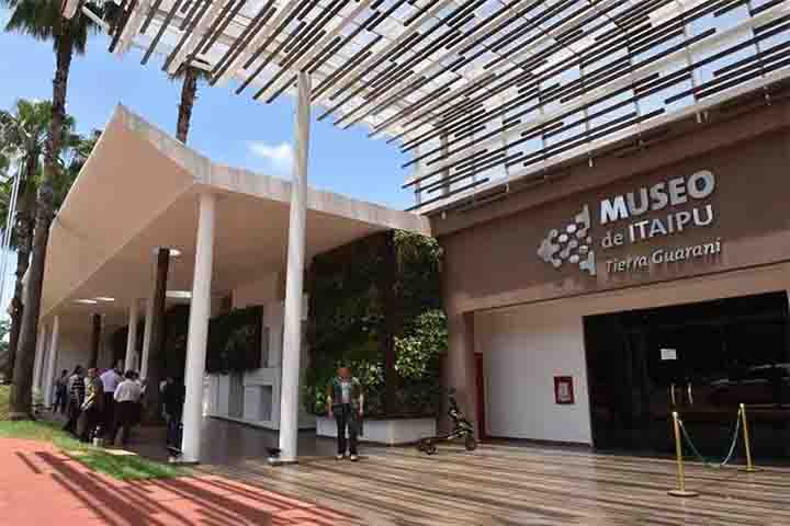 Na área da cultura, o Museu da Terra Guarani é um destaque, oferecendo uma visão fascinante sobre a história e a cultura dos povos indígenas da região. A tradição indígena guarani tem influência na música, culinária, danças e outros elementos e nesta cidade não é diferente.